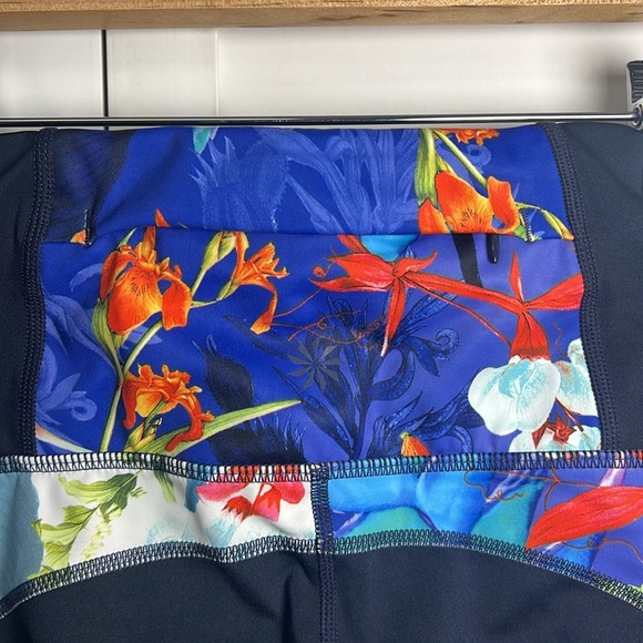 Athleta Tropical Precision Floral 7/8 Ankle Leggings Size Medium - Picture 11 of 11